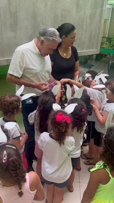 Entrega de ovos e lembranças de Páscoa a todas as crianças da rede municipal de ensino.