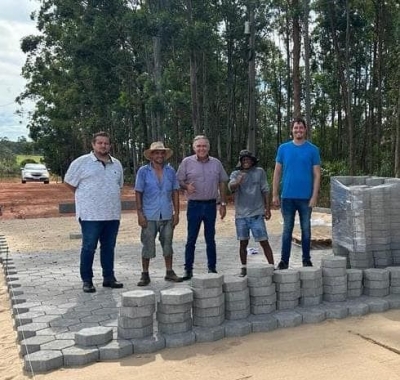 INICIADO MAIS UM TRECHO DE PAVIMENTAÇÃO RURAL.